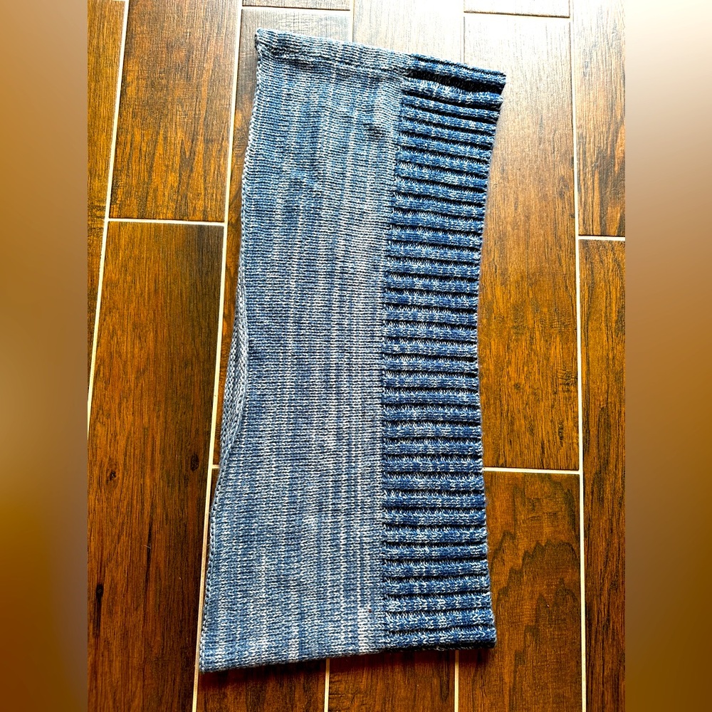 Athleta Infinity Blue Knit Scarf